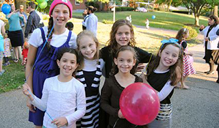 Young girls at shul picnic for Shaarei Torah in Cincinnati, Ohio